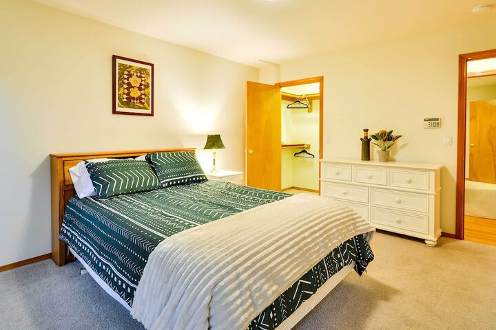 Milwaukie Home w / Covered Porch: Dogs Welcome!