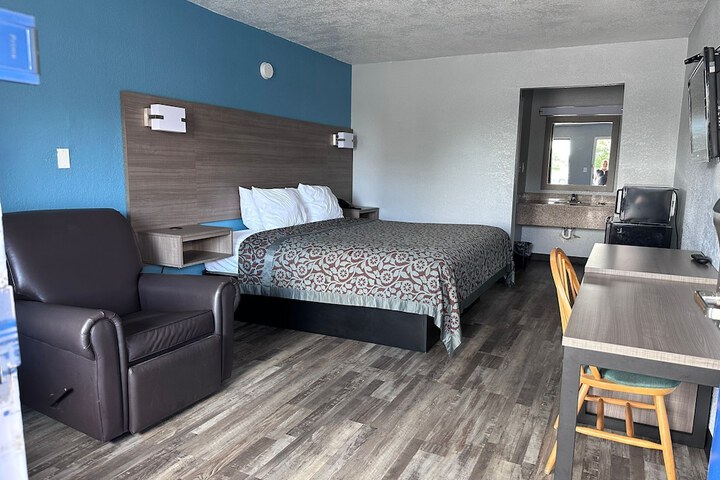 Room 12 of 16