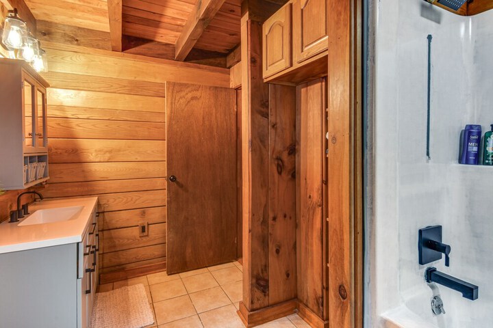 Lock Haven Cabin w / Wood Stove & Mountain View!