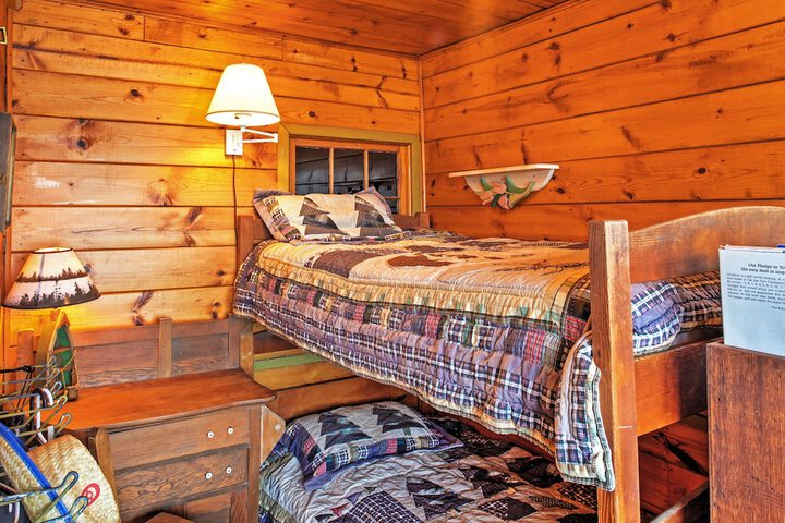 Newport Cabin w / Lakefront Private Porch & Grill!