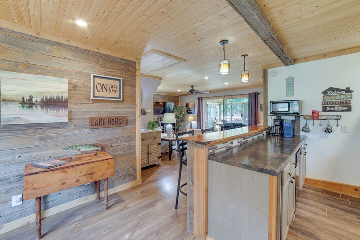Lakefront Cottage w / Deck Near Indiana Beach!