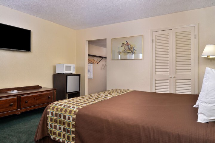 Room 13 of 21