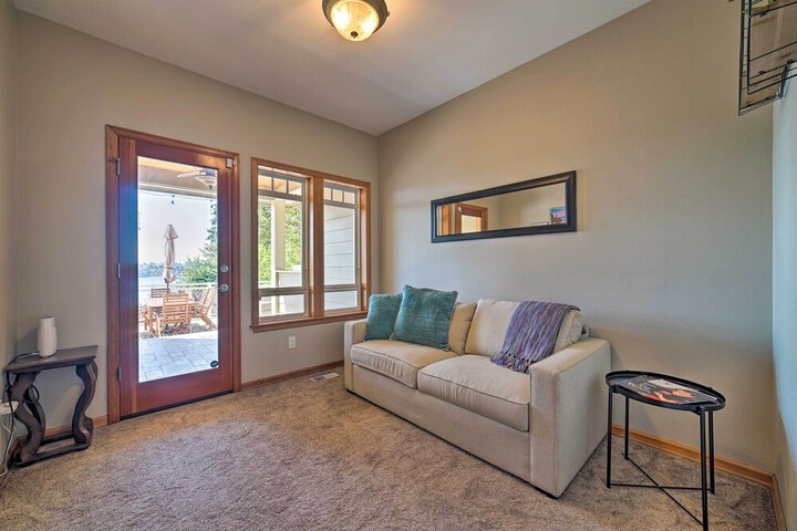Spacious Lake Stevens Home w / Fire Pit Patio