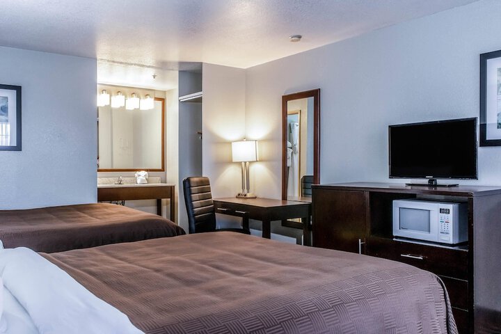Clarion Hotel by Humboldt Bay