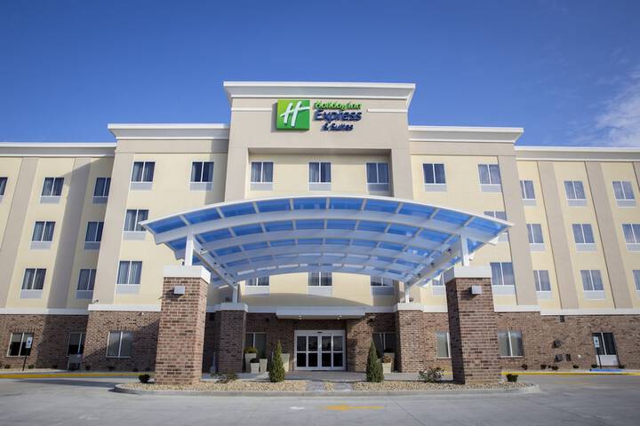 Holiday Inn Express & Suites Edwardsville by IHG