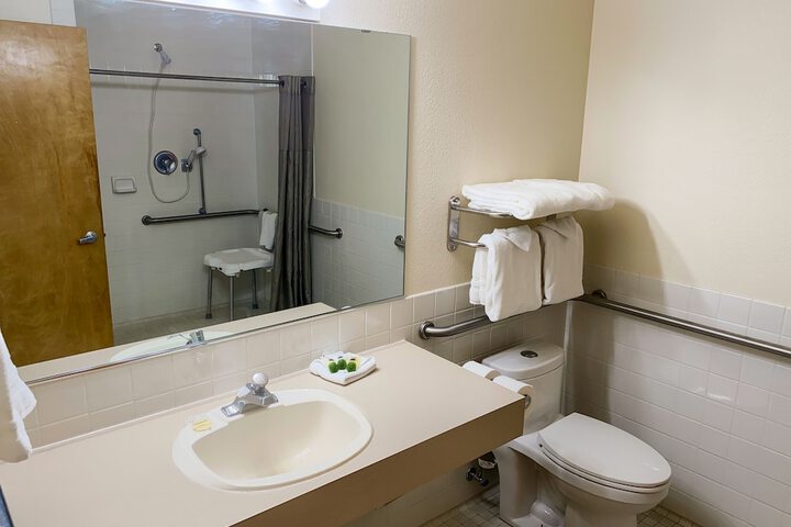 Room 6 of 10