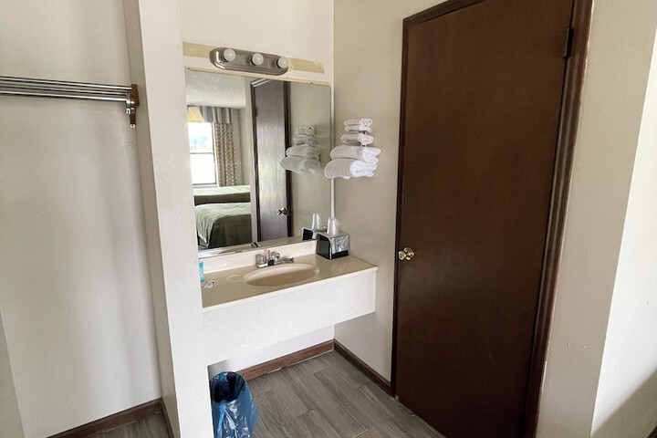 Room 25 of 27