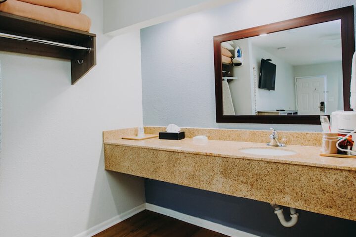 Scottish Inns and Suites - Near Kemah Boardwalk