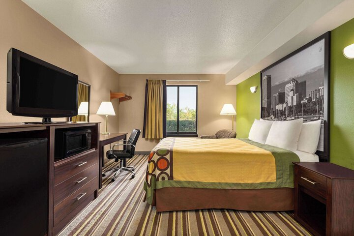 Super 8 by Wyndham Germantown / Milwaukee