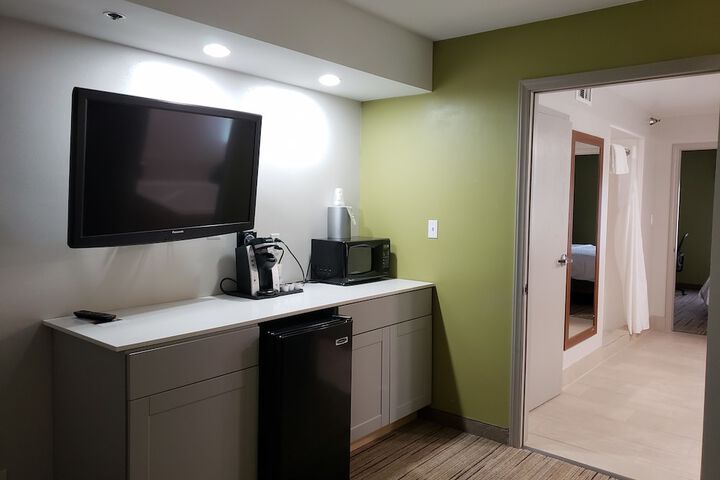 Room 32 of 46