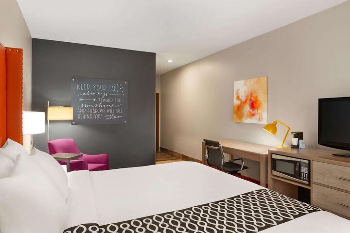 La Quinta Inn & Suites by Wyndham Lackawanna