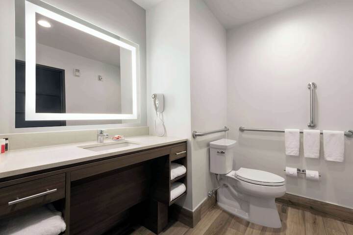 Days Inn & Suites by Wyndham Beaumont West / I-10 & Walden