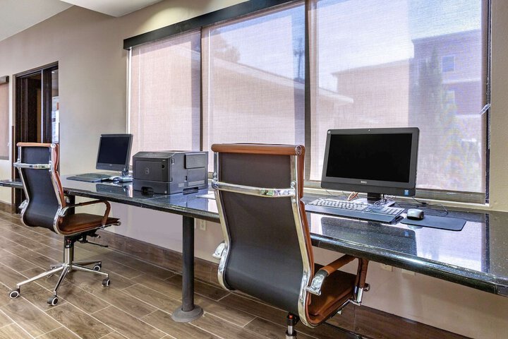 Business Center 33 of 34
