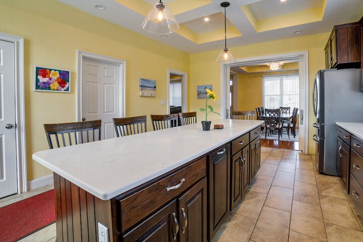 Inviting Connellsville Getaway w / Deck!