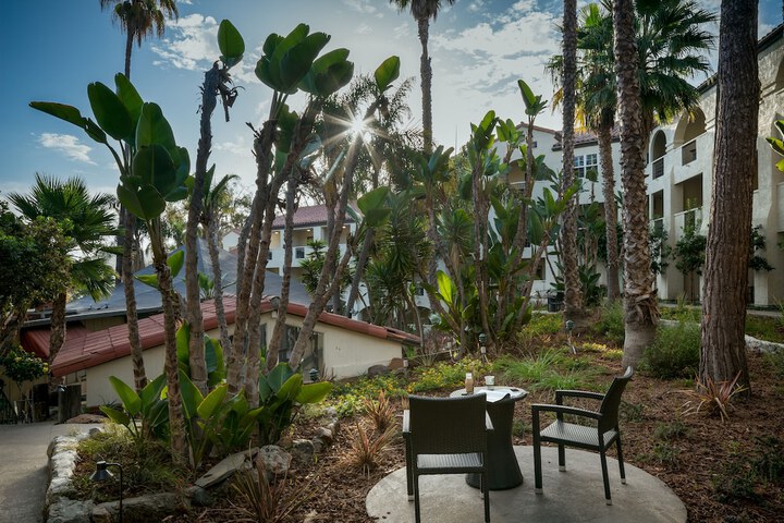 Hotel Exterior 33 of 34