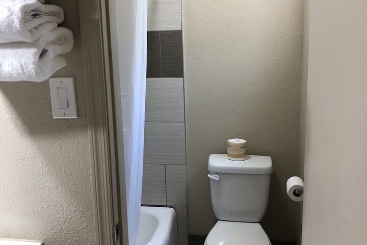 Room 10 of 32