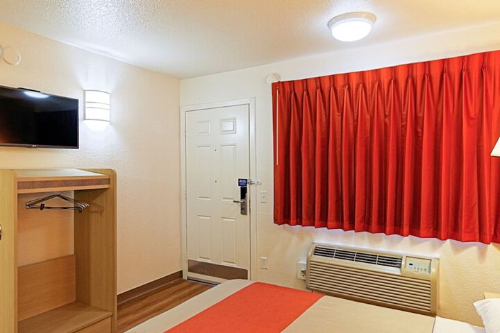 Room 9 of 25