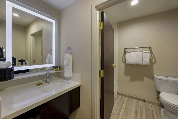 Room 16 of 28