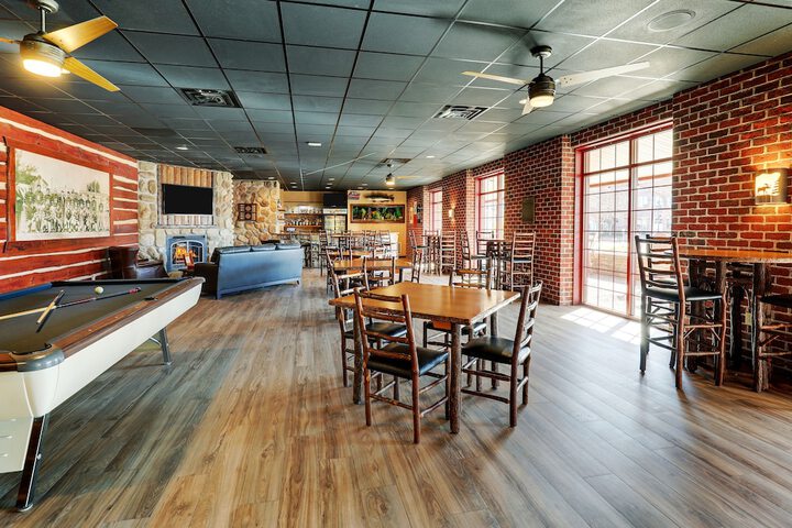 Lounge 41 of 44