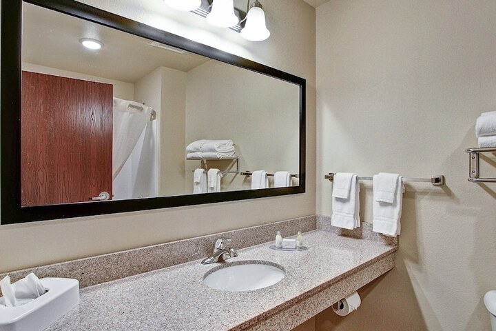Cobblestone Hotel & Suites – Pulaski / Green Bay