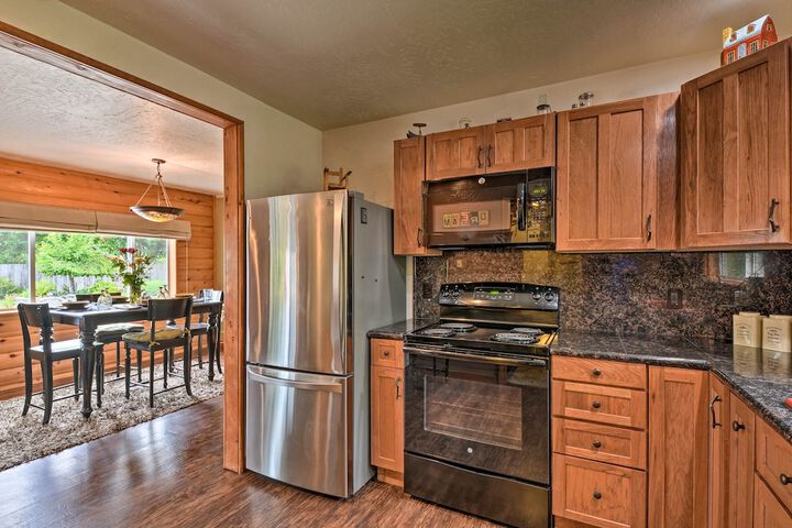 Gold Beach Apartment w / Activities - 2 Mi to Ocean