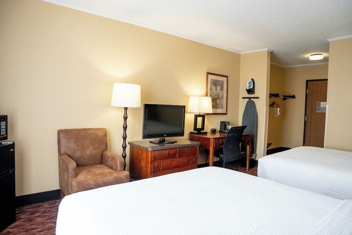 Coshocton Village Inn and Suites