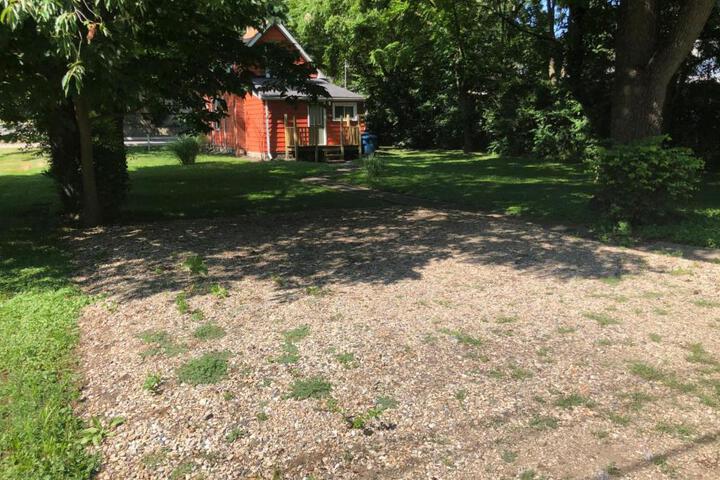Downtown 2 Bedroom Cottage Sleeps 6, Walking Distance to Honeywell, Downtown Restaurants, Shopping