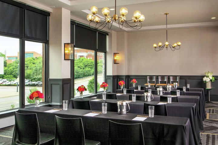DoubleTree by Hilton Youngstown Downtown