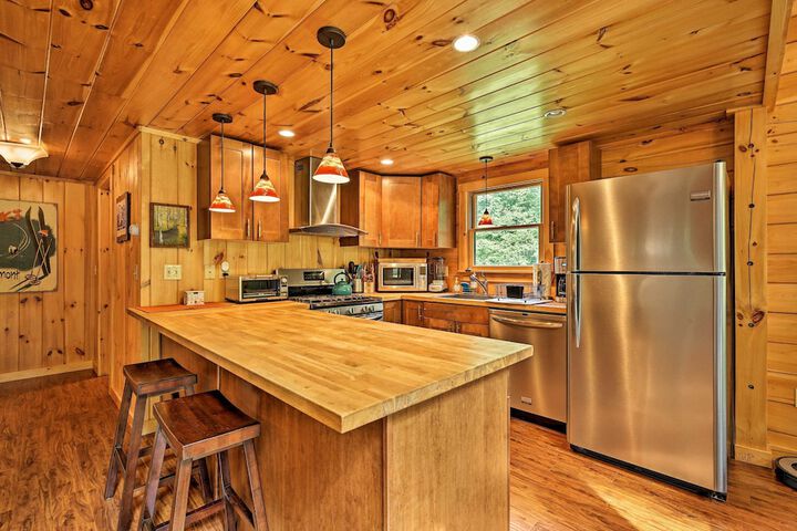 Private Chester Home w / Deck Mins to Skiing!