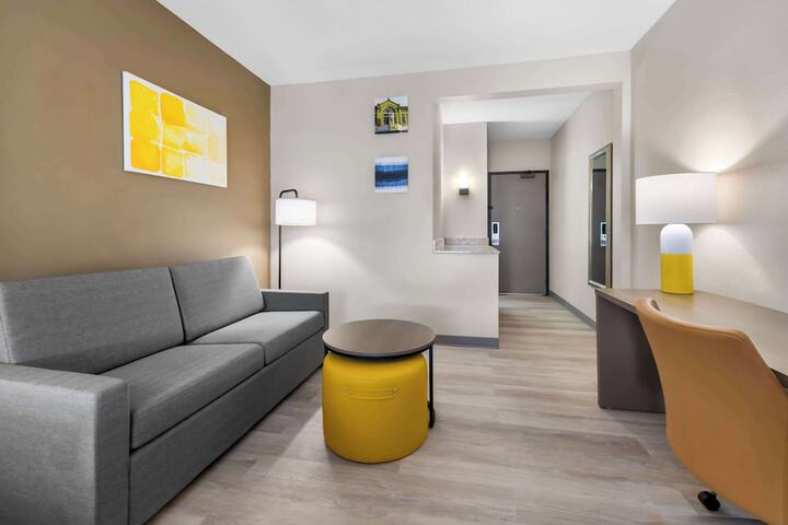 Room 8 of 28