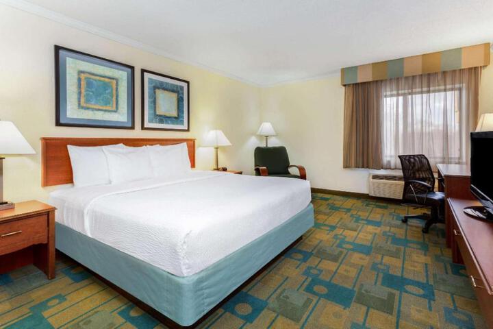 La Quinta Inn & Suites by Wyndham Chicago Willowbrook
