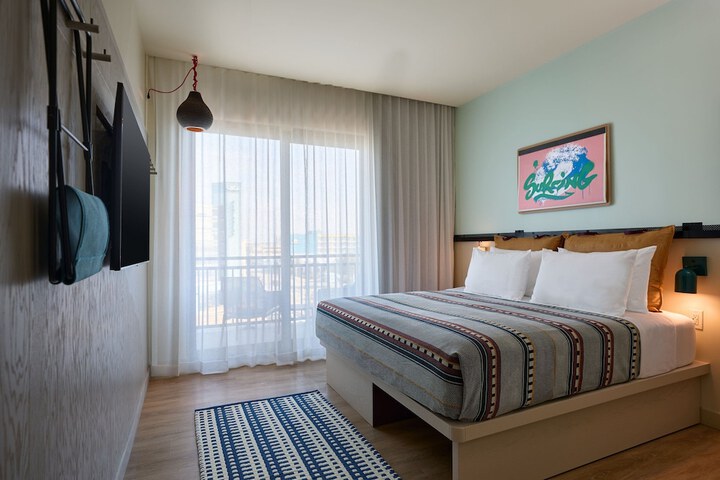 Room 13 of 35