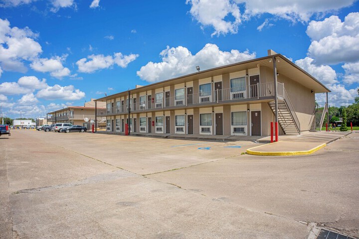 Regency Inn & Suites by OYO Bay City TX