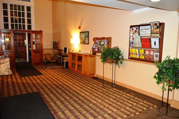 Hollow Inn & Motel