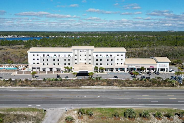 Hotel 4 of 102