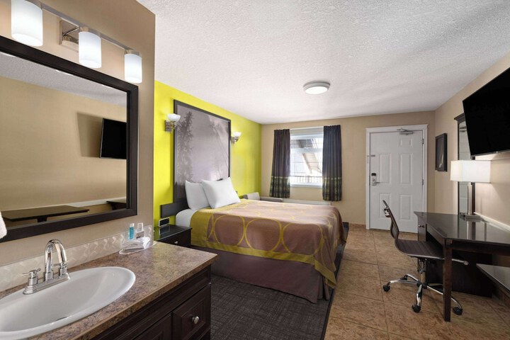 Room 33 of 51