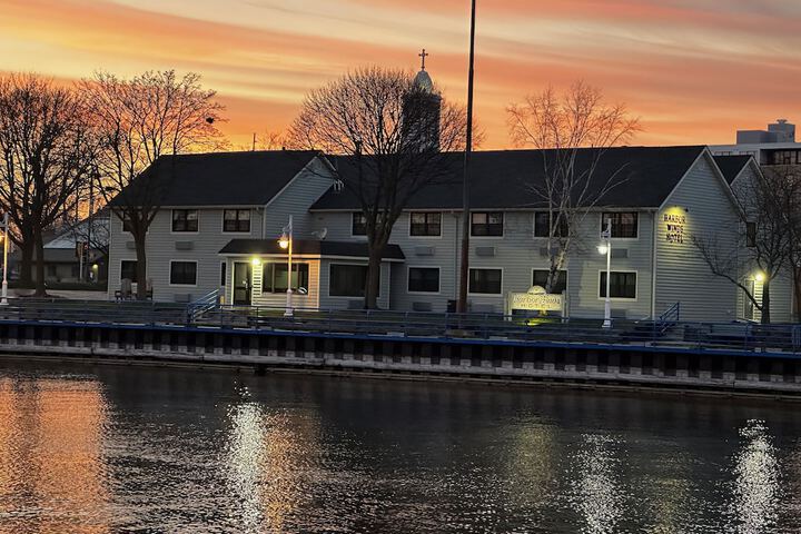 Harbor Winds Hotel