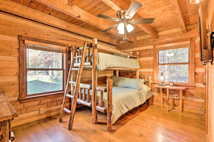 Luxe Dog-friendly Cabin w / Hot Tub & Game Room