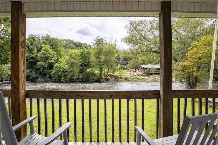 Lloyds on the River Country Inn by OYO