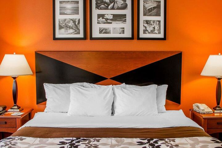 Room 32 of 77