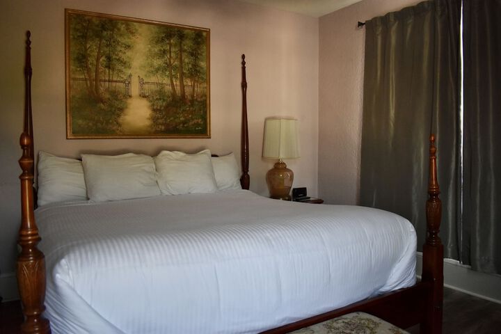 Room 13 of 104