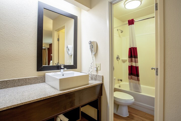 Red Roof Inn PLUS+ Chicago - Willowbrook