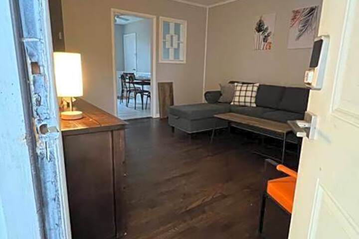 Modern & Cozy 2 bedroom home near downtown Shawnee