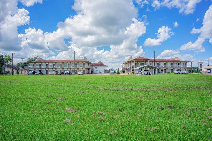 Regency Inn & Suites by OYO Bay City TX