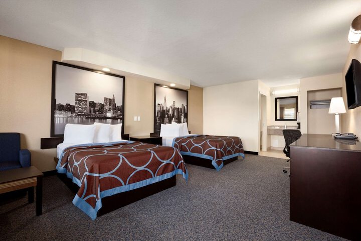 Room 9 of 16
