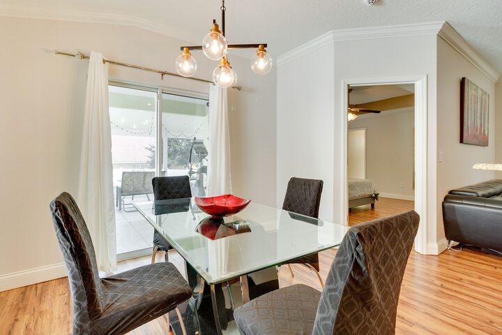 Charming Leesburg Getaway w / Screened Porch!