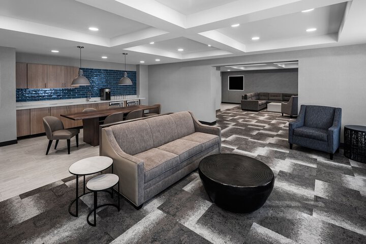 Lounge 45 of 51