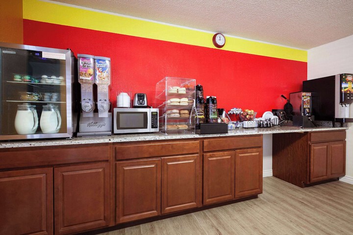 Super 8 by Wyndham Colorado Springs / Afa Area