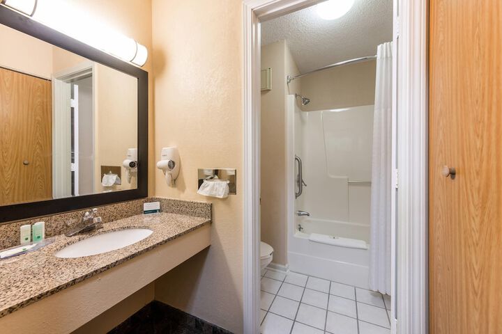 Quality Inn & Suites Portage Central