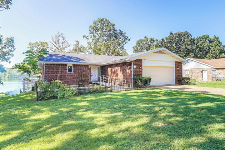 Lakefront Arkansas Escape w / Grill Dock & Kayaks!